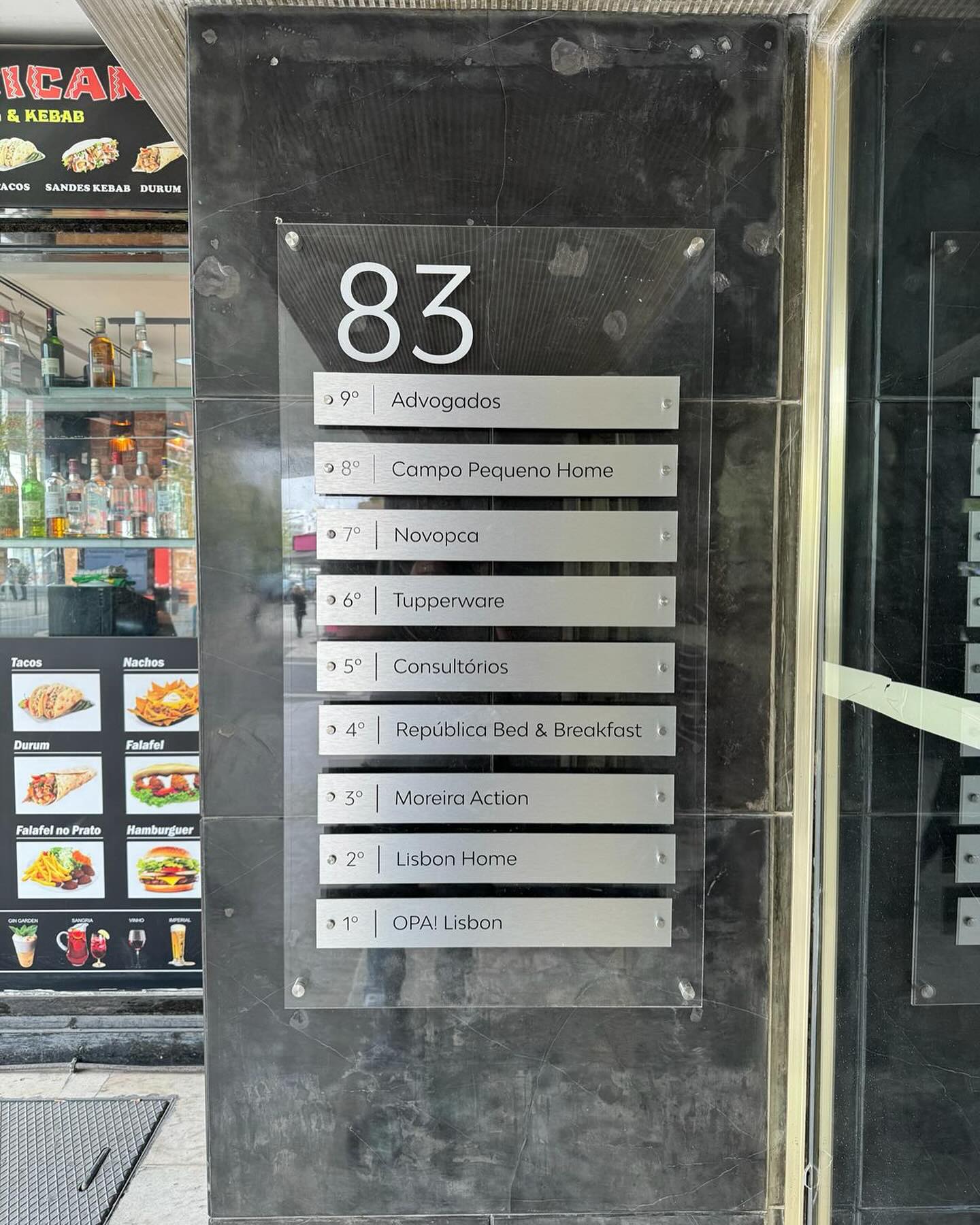 Sinalética para condomínio. Alumínio compósito, acrílico, vinil e espaçadores em inox. 🥰